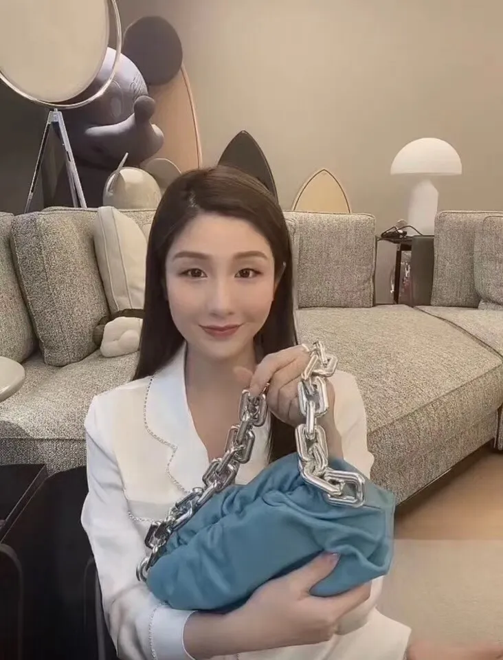 Oil painting blue upper body picture BV (silver chain) cloud bag is still standard with original leather ➕zp development. The most important thing about the whole bag is this hardware chain. To make the upper body not heavy, but with solid texture, it can only be made with thick gold-plated aluminum, original material! I will definitely satisfy you and give you the best answer. Size: 30×16×12cm